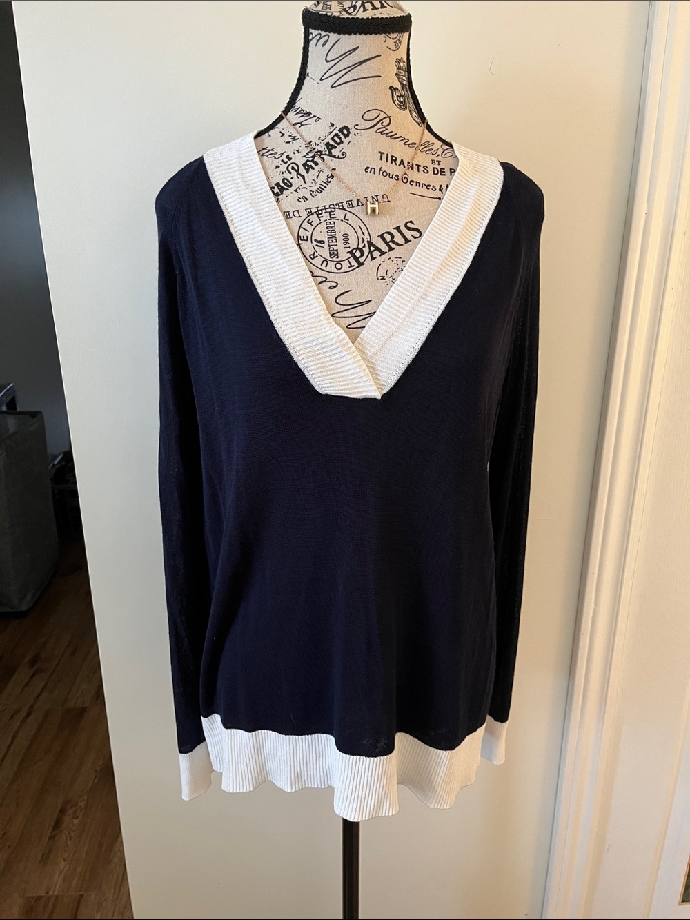 💗Women's Navy V-Neck Pullover with White Trim
